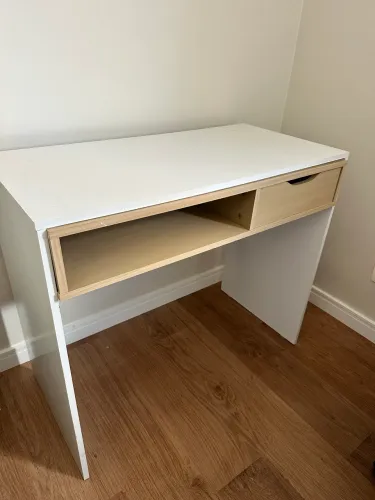 Mesa / escrivaninha com gaveta