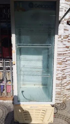 Vende se geladeira Gelopar, ótimo Estado,semi nova gelando muito bemchama no ZAP *