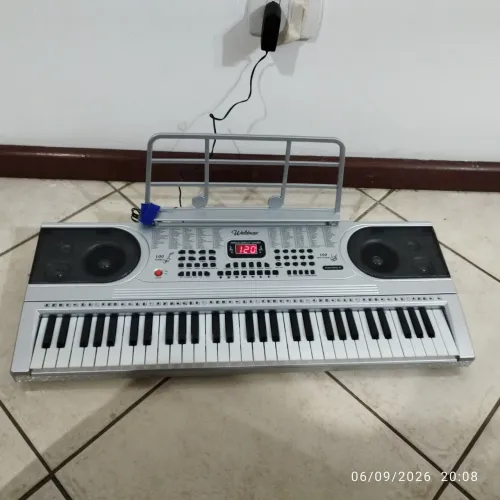 ?Teclado Musical Waldman StudentKeys STK-61 com Fonte e Estante de Partitura