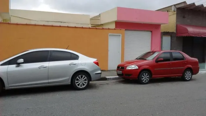 VENDA: Casa 3 Dorms + 2 Salões (200m² Terreno)! Ótimo p/ Renda. Perto do Autódromo de Inte