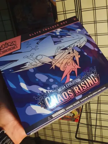 Elite Trainer Box (ETB) Pokémon TCG: Chaos Rising - Lacrada (Ingles)