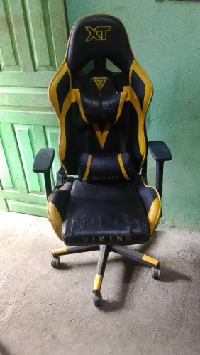 Cadeira gamer com inclinação de 240 graus semi nova com algumas avarias