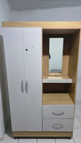 Armario solteiro , semi novo , pra quem procura do pro seu quarto é um ótimo produto ..