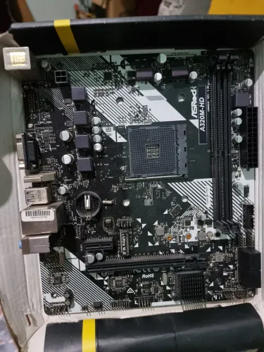 Placa Mae AM4 Asrock Ligando, mas com defeito.