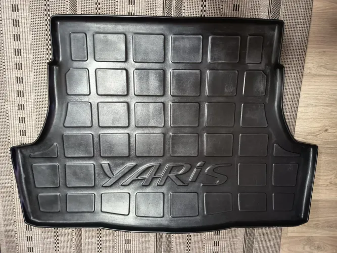 Tapete bandeja porta mala Toyota Yaris 