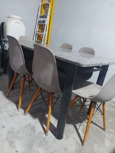 Mesa de mármore com 6 cadeiras