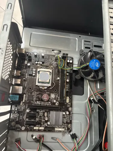Gabinete com placa mãe, processador e memória ram DDR3