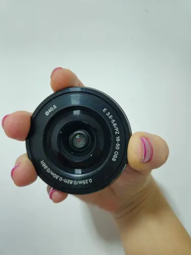 Lente do kit Sony 16-50mm! Ótima opção para iniciantes.