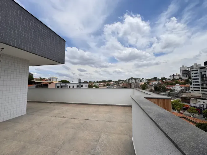 Cobertura sofisticada, fachada revestida em pele de vidro, 188m2, 4 quartos, 2 suítes