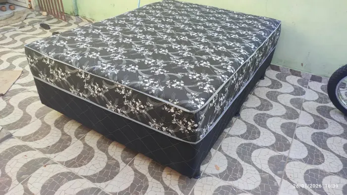 Cama de casal com molas e espuma no precinho novas ?