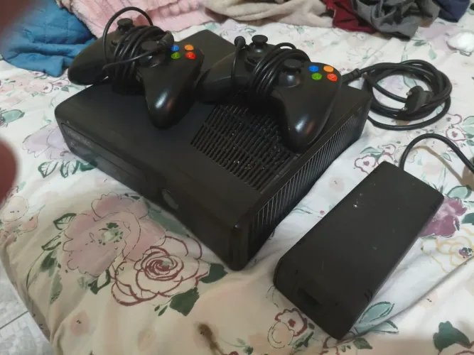 XBOX 360 Desbloqueado + 2 Controles com fio 