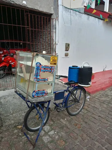Vendo uma cargueira com vitrine e 2 vasos termicos