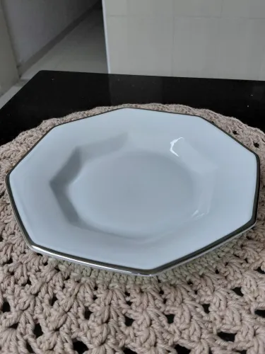 Conjunto 6 pratos fundos porcelana schimdt oitavas com filete dourado.
