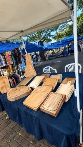 Tábuas de madeira rústica e petisqueira