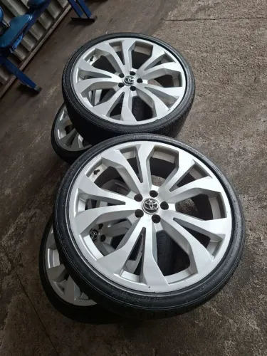 Vendo um rodado completo esportivo aro 20 com 70% de pneu aceito proposta 4500