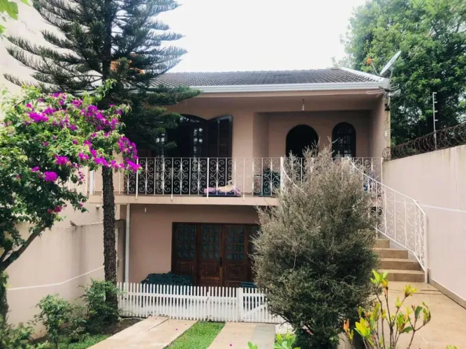 Casa para Venda em Curitiba, Capão da Imbuia, 3 dormitórios, 1 suíte, 2 banheiros, 2 vagas