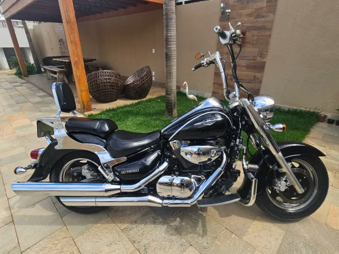 Boulevard C1500 preta - Moto bem conservada