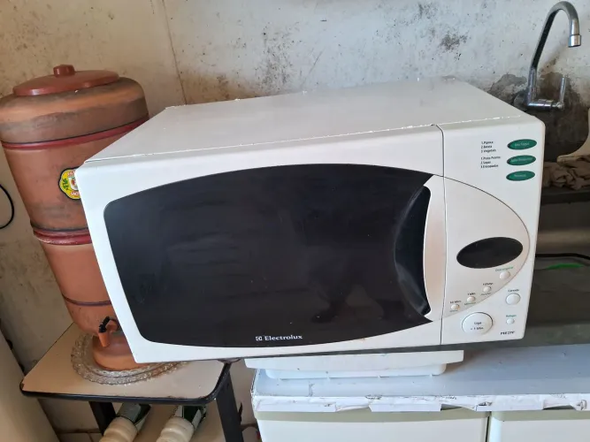 Vendo micro-ondas Electrolux 27 litros funcionando perfeitamente por 120 reais entrego