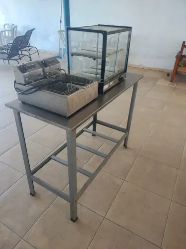 Vendo  Mesa de alumínio, fritadeira e estufa