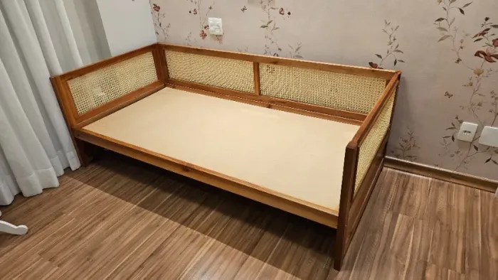 Sofá cama da Sombraverão com laterais em palha, bem conservado, 4 anos de uso.