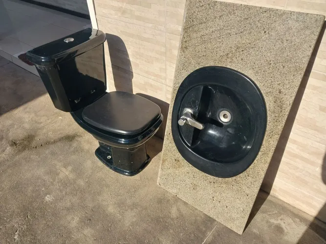 Vende se vaso sanitário completo preto e pia medidas 0,55x1,55cm com torneira fechamento