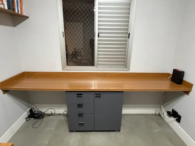 Bancada de escritório/ dormitório e gaveteiro