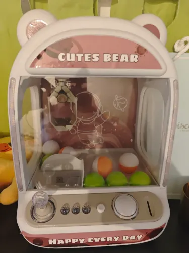 Máquina de agarra com alguns mimos