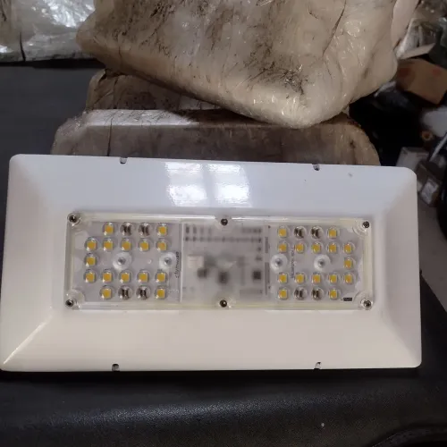 VENDO REFLETORES + LUMINÁRIAS PARA PÓSTE