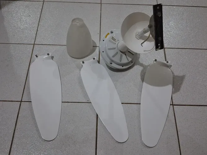 Ventilador de teto branco usado