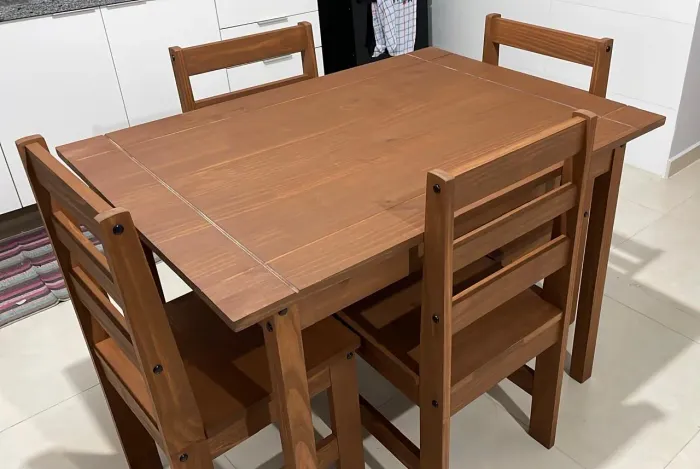 Mesa de madeira com 4 cadeiras