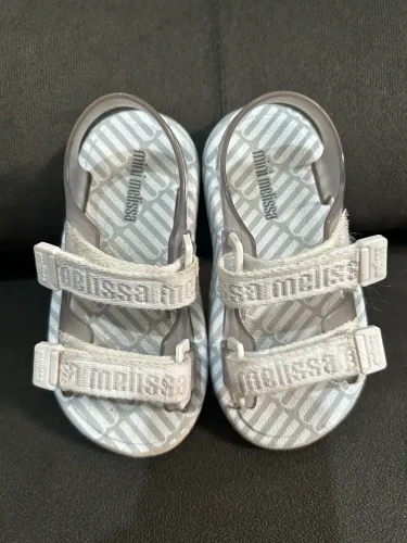 Sapatos e Sandálias infantis variadas conservadas