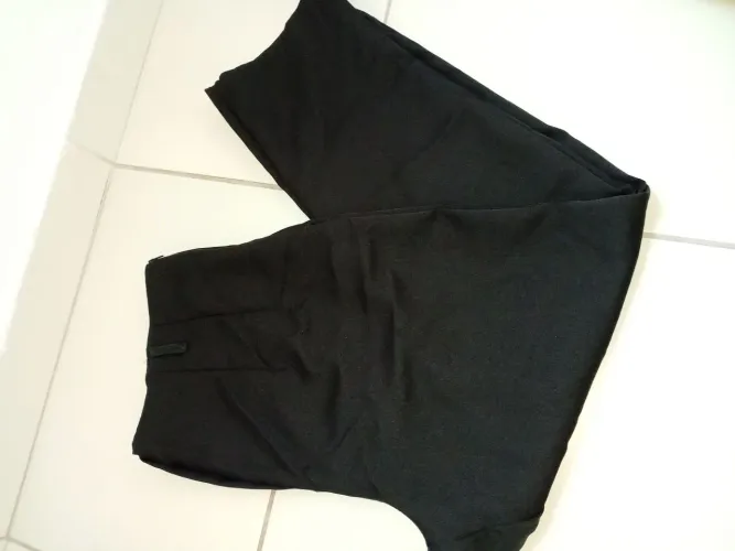 Calça modelo cenoura nova tamanho 42/44 cor preta