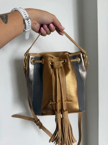 Bolsa Luiza Barcelos dourada com prata