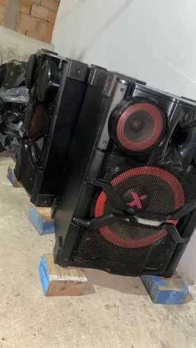 Vendo par de caixa da LG só tenho as caixas caixas bem conservadas e toca muito forte