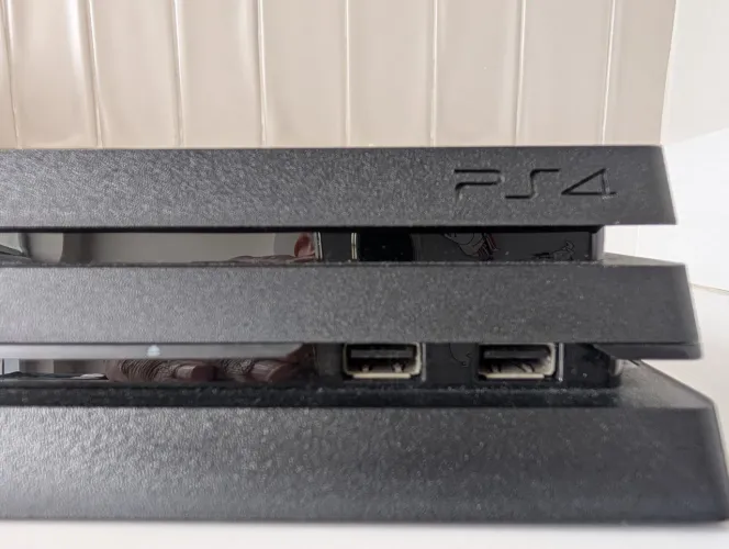 PS4 Pro 1TB + 2 controles + 4 jogos