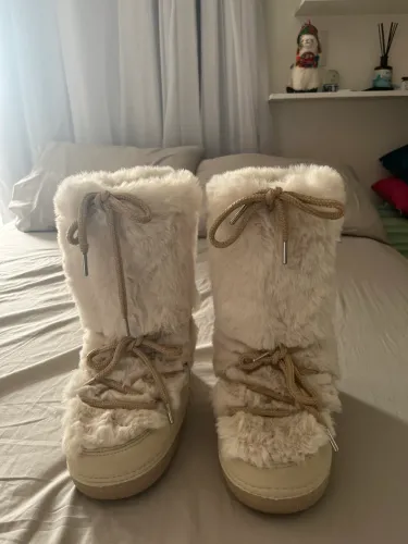 Bota de Neve Forrada em Pelo