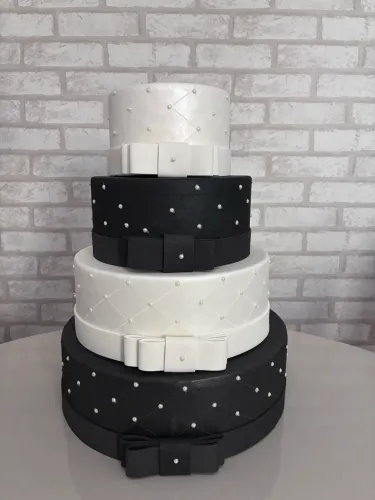 Bolo Fake Decorado Preto e Branco Com Laço