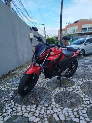 FZ 25 vermelha
