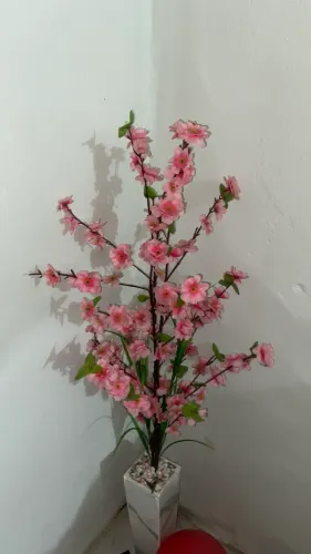 Vaso de rosas artificiais 