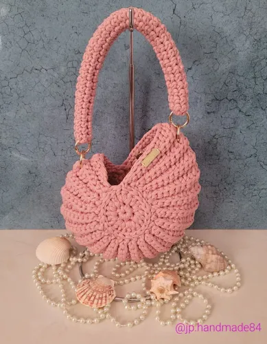 Bolsa de croche em formato de concha 