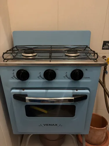 Fogão duas bocas com forno.