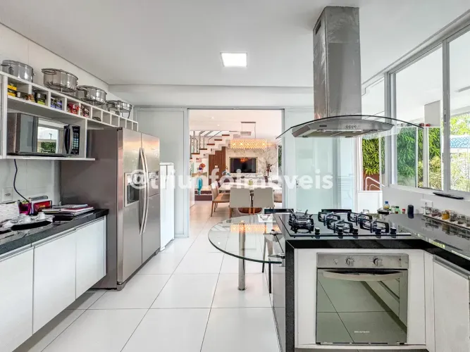 Casa duplex em condomínio no Tabajaras com 4 suítes