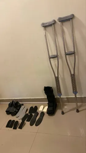 Kit Ortopédico Completo - Muletas, Bota Imobilizadora, Imobilizador de Joelho e Acessórios