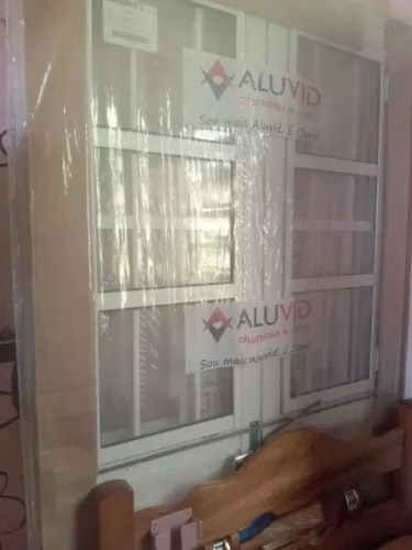 Porta de alumínio branco largura 100 m por 210 altura nova na embalagem