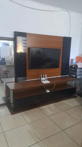 Painel e rack madeira Maçica