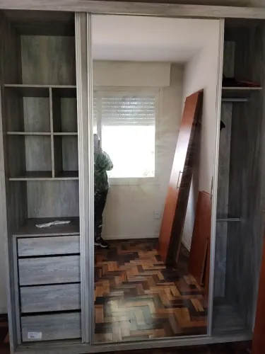 Roupeiro porta de correr com espelho