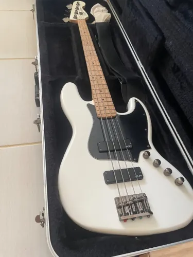 Contra-baixo 4 cordas Squier fender com capa