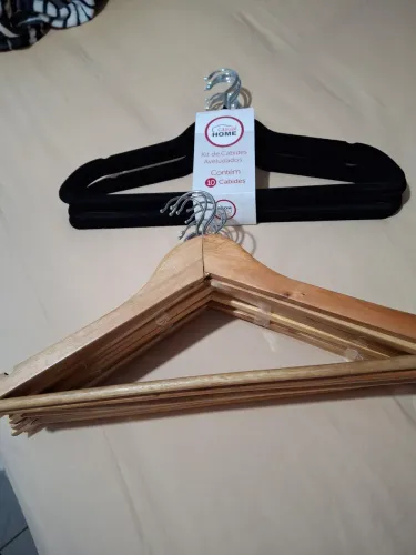 Vendo cabides de madeira e aveludado novos.comprei mais não deu no meu gurda roupa!