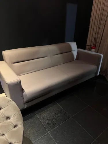 Sofá de tecido creme 