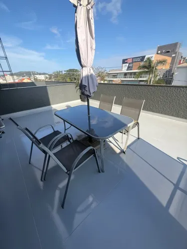 Mesa e cadeiras de jardim